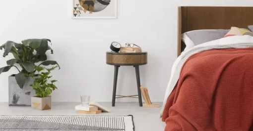 Mesa auxiliar Belgrave con cajón – Roble oscuro