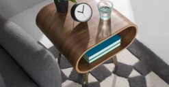 Mesa auxiliar con almacenaje Hooper – Nogal