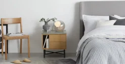 Mesa de Noche Dara – Roble & Hormigón
