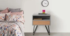 Mesa de noche Ukan – Gris y roble