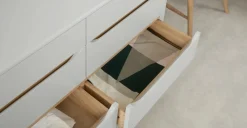 Cómoda Ancha Jayden – Gris y Roble