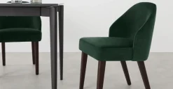 Juego de 2 sillas de comedor Alec – Terciopelo verde pino y patas de madera teñida