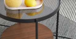 Mesa auxiliar redonda Kameko – Nogal y cristal