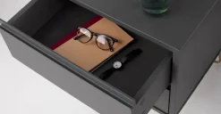 Mesa de Noche Elona – Gris Carbón y Acero Inoxidable