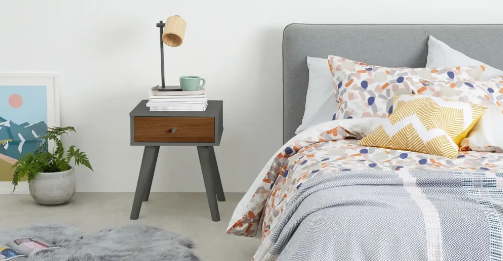 Mesa de noche Larsen – Nogal y acabado gris