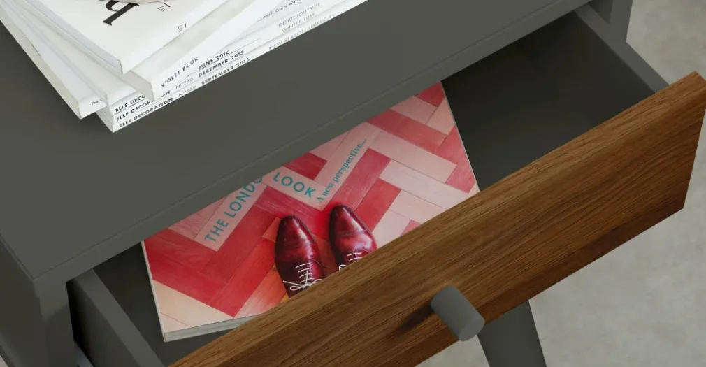 Mesa de noche Larsen – Nogal y acabado gris